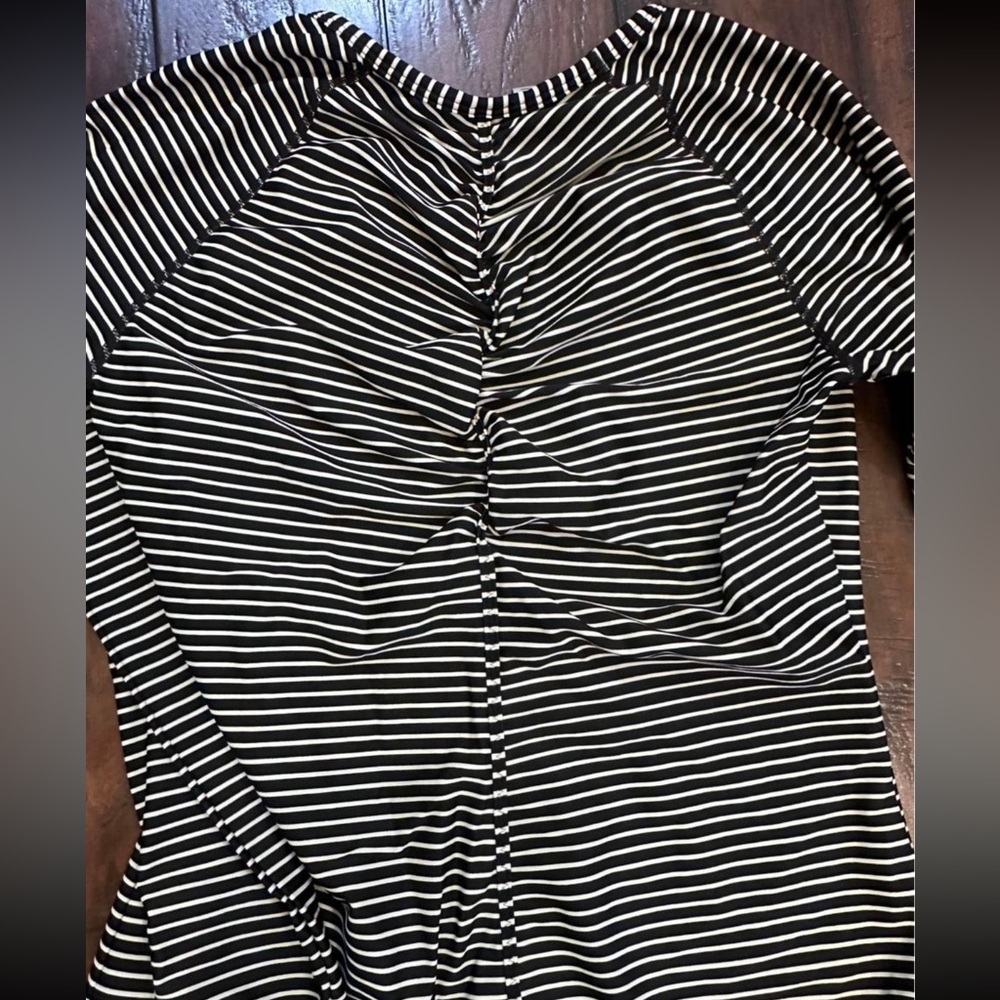 Athleta black and white long sleeve shirt- rouched back detail. size medium - Picture 4 of 4